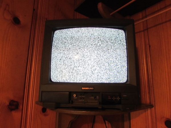 SMALL SAMSUNG TV W/REMOTE