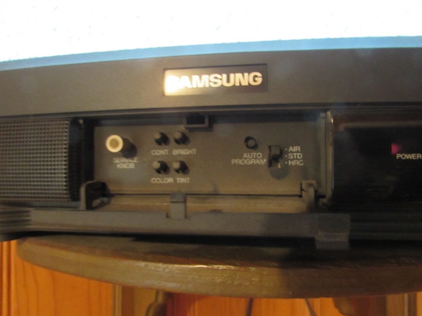 SMALL SAMSUNG TV W/REMOTE