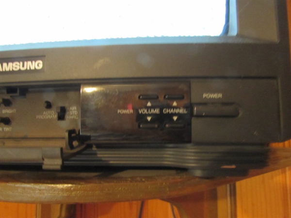 SMALL SAMSUNG TV W/REMOTE