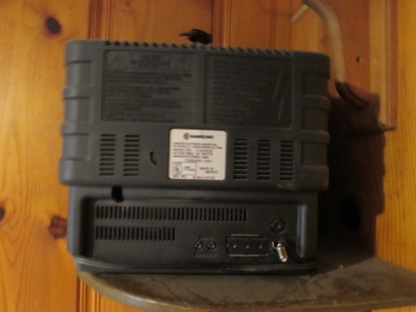 SMALL SAMSUNG TV W/REMOTE