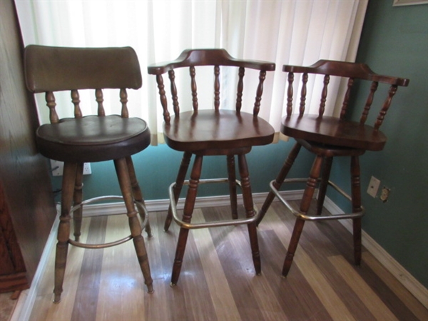 3 WOOD BARSTOOLS