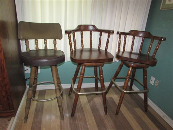 3 WOOD BARSTOOLS