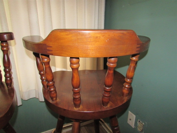 3 WOOD BARSTOOLS