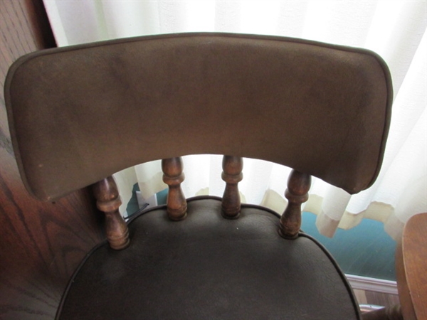 3 WOOD BARSTOOLS