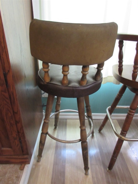 3 WOOD BARSTOOLS