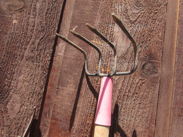 ASSORTED GARDENING & YARD EQUIPMENT